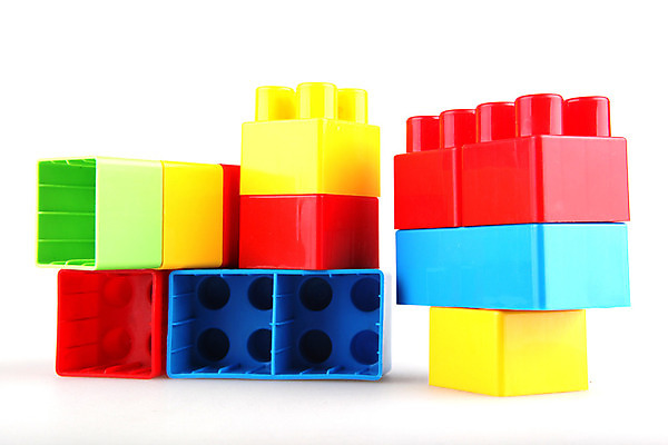 포토 JPG 해외이미지 백그라운드 놀이 레저 벽돌 사람없음 건물 가로 빨간색 초록색 파란색 컬러풀 장난감 노란색 블록 유치원 성장 흰색 플라스틱 큐브 슛 개발 고립 해외202004 해외포토 건축물 교육 컬러 재질 파일형식 이미지허브