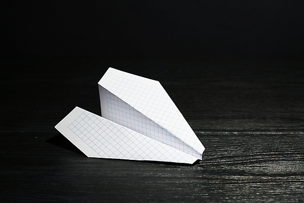 포토 JPG 해외이미지 종이 실내 사람없음 한개 종이비행기 모눈종이 나무배경 해외202004 해외포토 1 백그라운드 내부 종이접기 파일형식 이미지허브