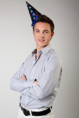 포토 JPG 해외이미지 직업 계절 남자 행복 얼굴 크리스마스 겨울 신체 휴가 선물 한명 미소 사람 성인 쇼핑 축제 놀람 기쁨 흰색 축하 표현 유머 12월 기회 보너스 캡모자 특별함 해외202004 해외포토 모자_잡화 1 기념일 감정 컬러 컨셉 표정 신체부위 날짜 파일형식 이미지허브