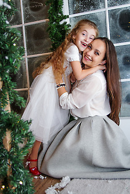 포토 JPG 해외이미지 나무 전통 디자인 계절 딸 별 어린이 백그라운드 크리스마스 겨울 공 가족 포옹 엄마 휴가 전등 새로움 주택 기념 사탕 선물 사랑 두명 장식 초록색 빛 상자 파티 축제 놀람 축하 소나무 야간 12월 연도 해외202004 해외포토 자연요소 식물 기념일 감정 컬러 컨셉 관계 안기 디저트 조명 표정 사람 이벤트 건물 날짜 파일형식 이미지허브