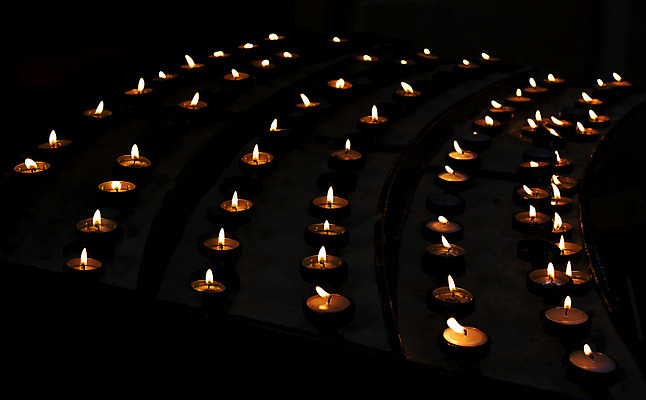 포토 JPG 해외이미지 종교 촛불 불 사람없음 노란색 성당 교회 믿음 어둠 침묵 슬픔 기도 영혼 심볼 연소 수녀원 신앙심 왁스 점화 화상 해외202004 해외포토 자연요소 감정 컬러 초 종교건축 건물 소리 상처 파일형식 이미지허브