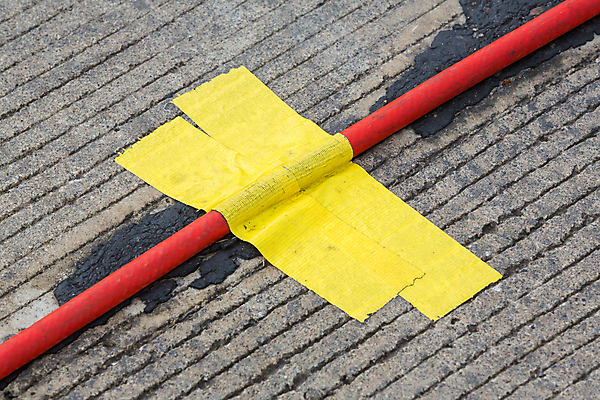 포토 JPG 해외이미지 아이콘 산업 도로 백그라운드 컨셉 십자가 놀이 거리 바닥 안전 사람없음 빨간색 노란색 힘 장비 회색 흰색 직물 막대기 수리 보호 플라스틱 자르기 오브젝트 윤곽 테이프 철사 고정 찢어짐 그런지 어려움 콘크리트 해외202004 해외포토 길 컬러 교통시설 모션 재질 문구용품 파일형식 이미지허브