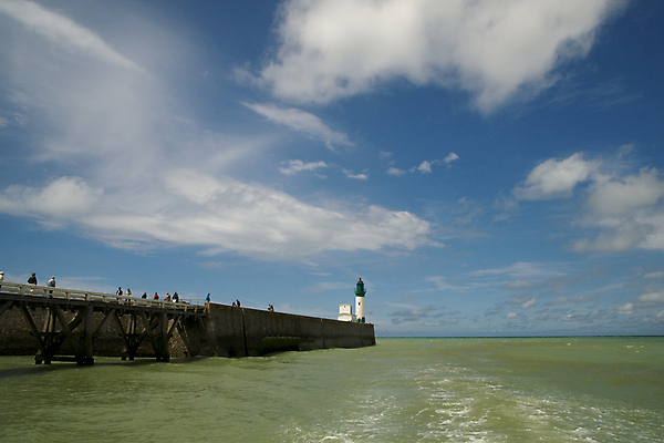 포토 JPG 해외이미지 외관 바다 건축양식 주택 등대 사람 사람없음 야외 건물 초록색 물 빛 걷기 항구 프랑스 흰색 클래식 노르망디 해외202004 해외포토 자연요소 건축물 건축 유럽 컬러 컨셉 교통시설 모션 파일형식 이미지허브