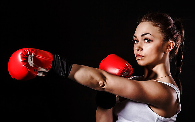 포토 JPG 해외이미지 백인 모델 손 여자 유럽 스포츠 장갑 백그라운드 갈색머리 건강 한명 성인 빨간색 상자 갈색 검은색 어둠 힘 흰색 보호 위험 위협 싸움 팔 스트라이크 엮은 운동가 직진 킥복싱 해외202004 해외포토 서양인 1 헤어스타일 잡화 나라 컬러 컨셉 모션 사람 신체부위 권투 파일형식 이미지허브