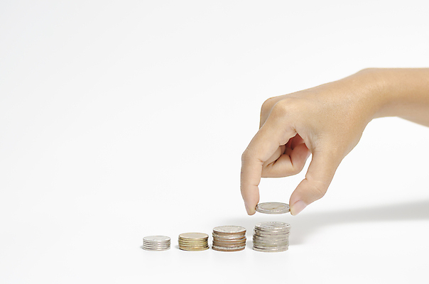 포토 JPG 해외이미지 손 실내 들기 신체부위 쌓기 동전 잡기 동전탑 놓기 해외202004 해외포토 돈 모션 사람 내부 파일형식 이미지허브