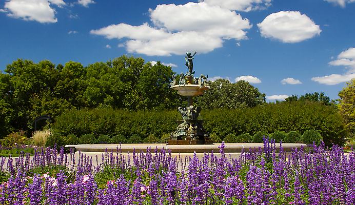 포토 JPG 해외이미지 나무 구름 꽃 하늘 사람없음 초록색 정원 분수 화단 전경 해외202004 해외포토 자연요소 식물 컬러 풍경 파일형식 탑뷰 이미지허브