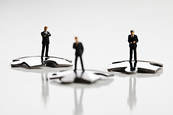 포토 JPG 해외이미지 생각 협력 실내 사람없음 금융 반사 비즈니스맨 소프트포커스 흰배경 퍼즐조각 금융비즈니스 인물미니어처 해결 문제해결 해외202004 해외포토 남자 조각 백그라운드 비즈니스 촬영기법 내부 경제 미니어처 흰색 직장인 퍼즐 파일형식 이미지허브