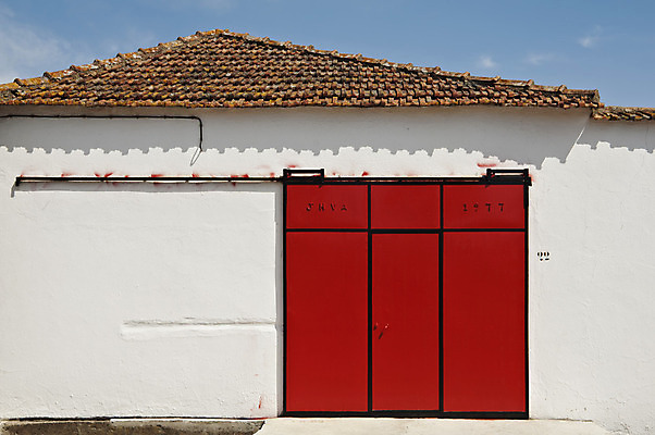포토 JPG 해외이미지 1 산업 벽 백그라운드 2 패턴 건축양식 하늘 지붕 사람없음 건물 빨간색 파란색 숫자 문 금속 수확 흰색 도시 9 날짜 미끄러짐 편지 포르투갈 철 타일 창고 대문 7 옛날 해외202004 해외포토 문자 건축물 건축 유럽 컬러 무늬 농업 모션 재질 파일형식 이미지허브