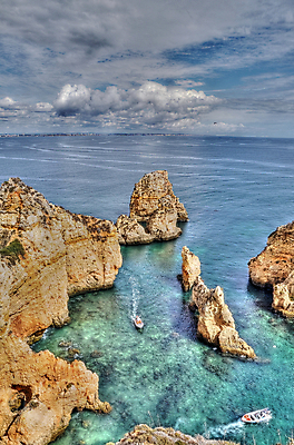 포토 JPG 해외이미지 모양 유럽 파도 바다 여행 자연 하늘 휴가 휴식 풍경 사람없음 야외 물 여름 파란색 태양 맑음 절벽 달력 바위 만 뜨거움 보트 황금 포르투갈 부식 암초 승객 대서양 내추럴 해외202004 해외포토 자연요소 계절 나라 컬러 컨셉 배_교통 날씨 돌_바위 생태계 파일형식 이미지허브