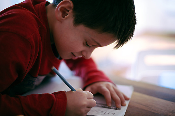 포토 JPG 해외이미지 주간 백인 1 손 교육 어린이 학교 탁자 주택 자 한명 소년 스터디 연필 공책 흰색 기록 수학 책상 초보 해외202004 해외포토 자연요소 서양인 남자 컬러 가구 교과목 문구용품 학용품 사람 건물 신체부위 학습 필기구 파일형식 이미지허브