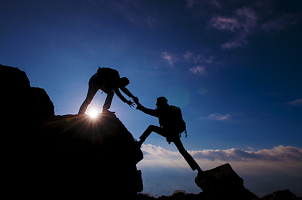 포토 JPG 해외이미지 실루엣 성공 휴식 산 건강 사람없음 태양 일출 등산 절벽 영혼 목표 결심 산악가 인내 헬프 해외202004 해외포토 자연요소 컨셉 촬영기법 노을 트래킹 도움 파일형식 이미지허브