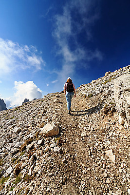 포토 JPG 해외이미지 구름 여자 길 여행 배낭 자연 하늘 산 한명 풍경 야외 여름 파란색 여행객 맑음 이탈리아 등산 트래킹 하이킹 바위 정상 오솔길 알프스 창백 절정 하이커 해외202004 해외포토 자연요소 1 계절 유럽 컬러 가방 레저 날씨 사람 돌_바위 생태계 파일형식 이미지허브