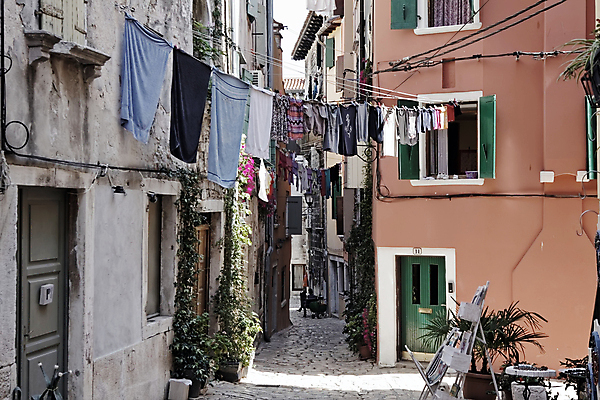 포토 JPG 해외이미지 옷 유럽 문화 도로 여행 건축양식 벽돌 거리 주택 사람없음 야외 건물 초록색 여름 여행객 문 마을 바위 도시 오픈 중세 빨랫줄 지중해 아치 좁은 타운 크로아티아 리빙 그런지 옛날 해외202004 해외포토 건축물 계절 건축 나라 길 줄 바다 컬러 교통시설 사람 돌_바위 역사 파일형식 이미지허브