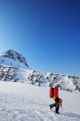 포토 JPG 해외이미지 유럽 섬 여행 겨울 가이드 자연 산 노르웨이 한명 사람 풍경 야외 파란색 여행객 환경 냉동 얼음 산책 하이킹 추위 흰색 황무지 정상 북극 빙하 장면 지역 북쪽 멀리 산악가 설피 해외202004 해외포토 자연요소 직업 1 계절 나라 컬러 레저 휴식 극지방 방향 생태계 파일형식 이미지허브
