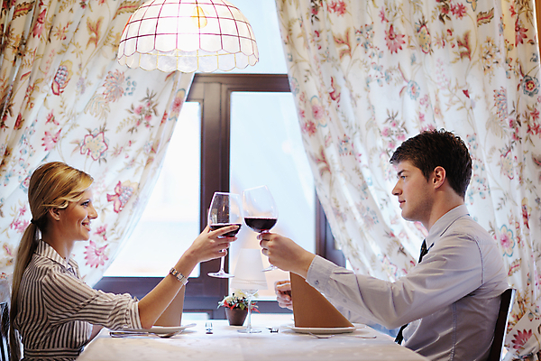 포토 JPG 해외이미지 커플 여자 남자 행복 데이트 탁자 함께함 실내 들기 앉기 상반신 성인 두명 옆모습 마주보기 레스토랑 와인 식사 건배 연애 성인만 해외202004 해외포토 감정 뷰포인트 가구 컨셉 관계 모션 주류 사람 내부 식당 파일형식 이미지허브