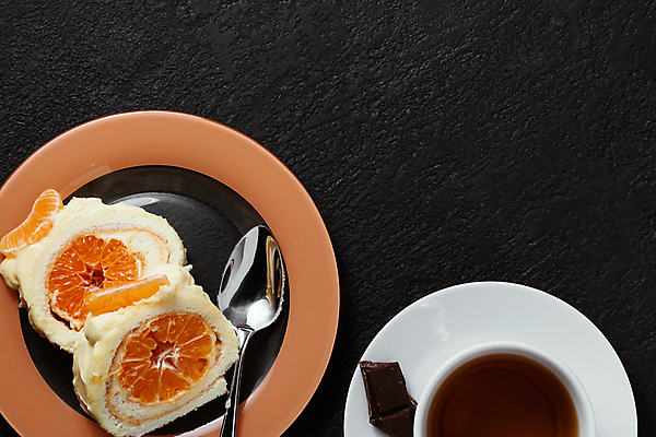 포토 JPG 해외이미지 단면 디저트 귤 실내 사람없음 하이앵글 롤케이크 카피스페이스 해외202004 해외포토 음식 뷰포인트 과일 내부 케이크 공백 파일형식 이미지허브