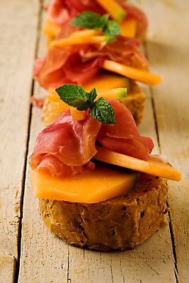 포토 JPG 해외이미지 음식 빵 잎 샌드위치 사람없음 수건 식사 샐러드 시골 최고 파마 소시지 플랫 이탈리아음식 달콤 애피타이저 멜론 민트 햄 베이컨 브루스케타 살라미 짠맛 핸드메이드 해외202004 해외포토 식물 헤어스타일 과일 서양음식 육류 돼지고기 위생용품 가공식품 맛 허브 파일형식 이미지허브