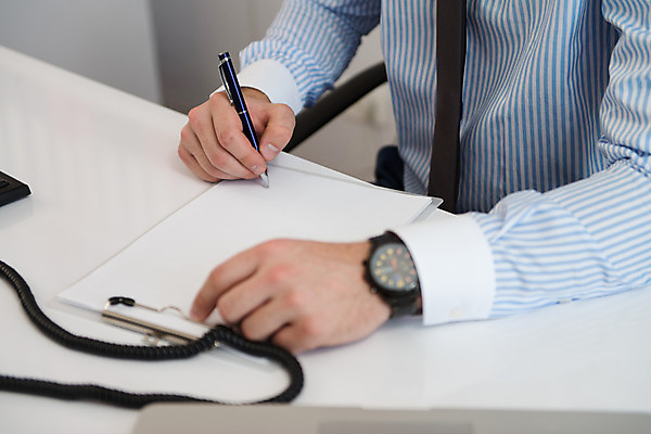 포토 JPG 해외이미지 백인 1 라이프스타일 응시 남자 행복 백그라운드 컨셉 비즈니스 통신 창문 탁자 성공 아이디어 직장 한명 미소 사람 앉기 성인 건물 금융 스마트폰 컴퓨터 사무실 흰색 도시 최고 업무 비즈니스맨 스마트 책상 경영자 긍정 경영 무료 혼자 해외202004 해외포토 서양인 건축물 시선 감정 컬러 가구 회사 모션 표정 생활 경제 전자제품 핸드폰 스마트기기 작업 직장인 리더 파일형식 이미지허브