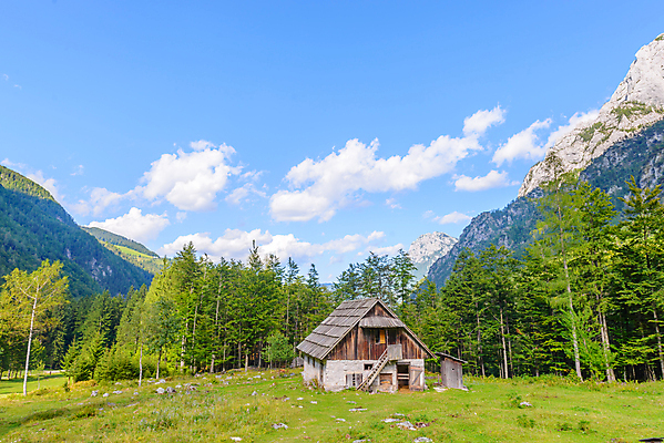 포토 JPG 해외이미지 나무 유럽 자연 하늘 산 주택 풍경 사람없음 야외 건물 목재 여름 햇빛 농가 계곡 등산 하이킹 시골 오스트리아 큼 오두막 고도 언덕 시골집 외양간 슬로베니아 옛날 바이에른 해외202004 해외포토 식물 건축물 계절 나라 재료 레저 독일 태양 농장 트래킹 크기 생태계 파일형식 이미지허브