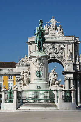 포토 JPG 해외이미지 전통 유럽 여행 건축양식 하늘 지붕 그림자 사람없음 야외 도시 포르투갈 언덕 장면 리스본 옛날 해외202004 해외포토 건축 나라 파일형식 이미지허브