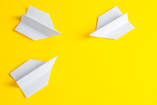 포토 JPG 해외이미지 종이 실내 사람없음 세개 종이비행기 노란배경 해외202004 해외포토 백그라운드 3 내부 노란색 종이접기 파일형식 이미지허브