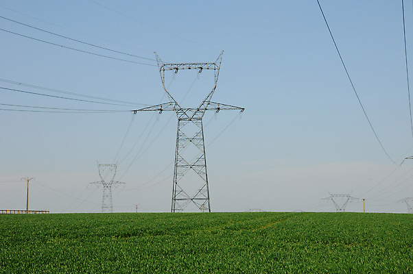 포토 JPG 해외이미지 산업 선 밭 자연 하늘 사람없음 야외 파란색 금속 힘 에너지 기둥 위험 철사 철탑 전압 해외202004 해외포토 건축 컬러 컨셉 농업 재질 탑 생태계 파일형식 이미지허브