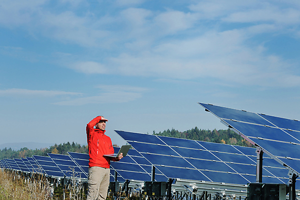 포토 JPG 해외이미지 주간 구름 남자 하늘 한명 들기 상반신 성인 야외 옆모습 노트북 태양에너지 집열판 성인남자한명만 해외202004 해외포토 자연요소 1 뷰포인트 모션 사람 전자제품 그린에너지 남자한명만 성인남자만 파일형식 이미지허브