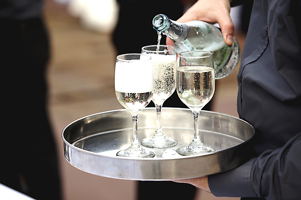 포토 JPG 해외이미지 손 행복 결혼 와인잔 유리 결혼식 새해 쟁반 사람없음 파티 식당 와인 축하 생일 샴페인 웨이터 와인병 서비스 해외202004 해외포토 직업 기념일 감정 컨셉 술잔 재질 병_용기 주류 이벤트 신체부위 상점 파일형식 이미지허브