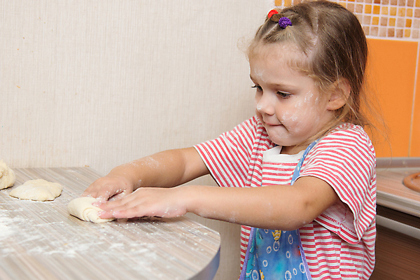 포토 JPG 해외이미지 접시 행복 감정 유럽 어린이 음식 엄마 요리 한명 케이크 주방 공백 기쁨 아기 두루마리 굽기 주부 양배추 열광 스터핑 페스츄리 해외202004 해외포토 1 식기 나라 빵 채소 가족 디저트 사람 구이 파일형식 이미지허브