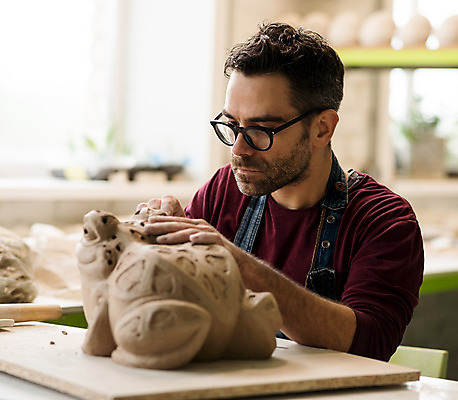 포토 JPG 해외이미지 전통 손 디자인 남자 안경 조각 컨셉 비즈니스 탁자 기술 창조 개구리 미술 한명 사람 취미 내부 조각상 쌓기 수확 기구 공구 업무 도자기 작업실 제조 상품 날것 만들기 점토 토기 장인 주인 수공예 도예가 프로젝트 핸드메이드 해외202004 해외포토 직업 1 잡화 가구 농업 모션 문화예술 양서류 신체부위 조형물 도구 작업 용기_그릇 공예 파일형식 이미지허브