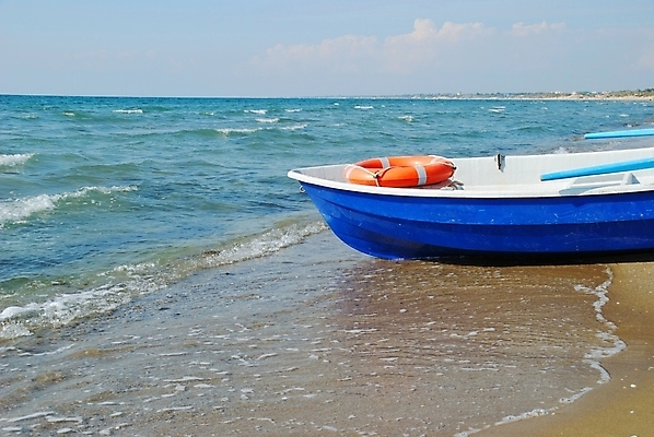 포토 JPG 해외이미지 호수 모래 파도 바다 여행 자연 항해 경고 안전 사람없음 물 여름 파란색 햇빛 반지 보트 서핑 함선 구명용품 해외202004 해외포토 자연요소 계절 컬러 배_교통 장신구 태양 수상스포츠 안전장비 생태계 파일형식 이미지허브