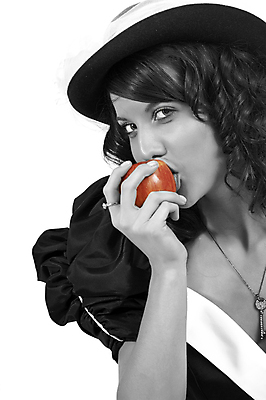 포토 JPG 해외이미지 드레스 백그라운드 한명 세로 검은색 사진촬영 수확 흰색 사과 먹기 토막 고립 해외202004 해외포토 1 옷 컬러 농업 과일 모션 사람 촬영 파일형식 이미지허브