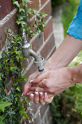 포토 JPG 해외이미지 주간 손 야외 신체부위 물 수도꼭지 손씻기 위생관리 해외202004 해외포토 자연요소 관리 사람 씻기 파일형식 이미지허브
