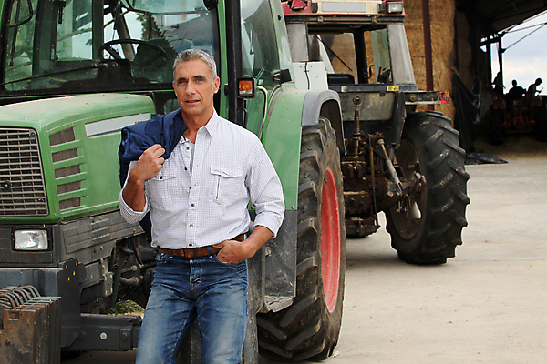 포토 JPG 해외이미지 문화 50대 밭 농업 지붕 노동자 옥수수 한명 건물 농작물 쌓기 상점 금속 기계 카트 수확 볏짚 제조 농부 시리얼 밀 통제 창고 트랙터 이륙 트레일러 밀짚 흙더미 격납고 땅바닥 어려움 힘찬 해외202004 해외포토 직업 1 건축물 산업 음식 중년 컨셉 모션 재질 곡류 바닥 사람 흙 짚 농기계 특수차량 파일형식 더미 이미지허브