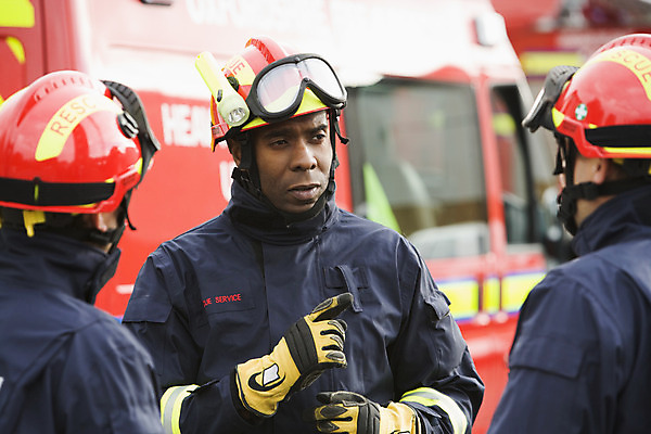 포토 JPG 해외이미지 주간 남자 대화 상반신 성인 야외 앞모습 뒷모습 아웃포커스 세명 소방관 소방 집중 성인남자만 해외202004 해외포토 자연요소 뷰포인트 컨셉 촬영기법 말하기 사람 구조원 남자만 성인만 파일형식 이미지허브