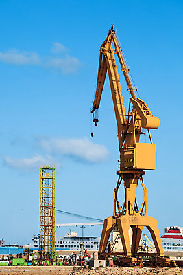 포토 JPG 해외이미지 산업 바다 하늘 사람없음 건물 물 파란색 노란색 금속 항구 활발 장비 조선소 기중기 상업 개발 해외202004 해외포토 자연요소 건축물 컬러 컨셉 교통시설 재질 중장비 파일형식 이미지허브