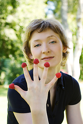 포토 JPG 해외이미지 손 계절 여자 열매 행복 여유 과일 장난 손가락 한명 미소 성인 야외 초록색 여름 정원 맑음 활발 유머 긍정 산딸기 해외202004 해외포토 식물 1 감정 컬러 컨셉 날씨 표정 사람 신체부위 파일형식 이미지허브