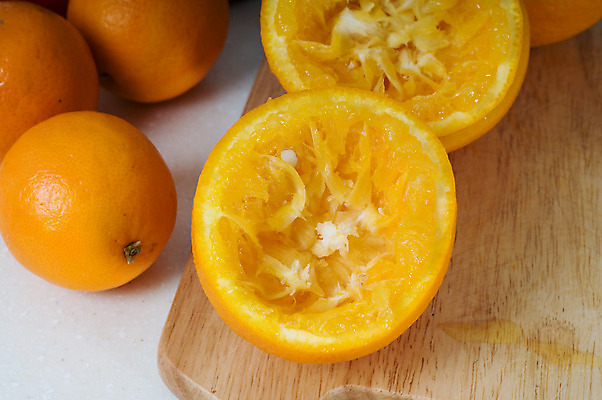 포토 JPG 해외이미지 음료 음식 조각 오렌지 과일 자연 귤 도마 건강 사람없음 노란색 주스 젖음 껍질 신선 달콤 맛 갈증 자르기 먹기 상쾌 유기농 내추럴 숙성 채식주의자 해외202004 해외포토 웰빙 감정 컬러 컨셉 모션 주방용품 생태계 채식 파일형식 이미지허브