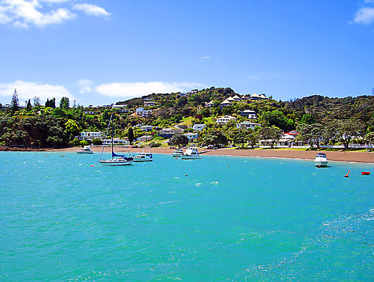 포토 JPG 해외이미지 바다 새로움 주택 항해 풍경 사람없음 물 여름 파란색 마을 보트 타운 닻 해외202004 해외포토 자연요소 계절 컬러 컨셉 배_교통 건물 도시 파일형식 이미지허브
