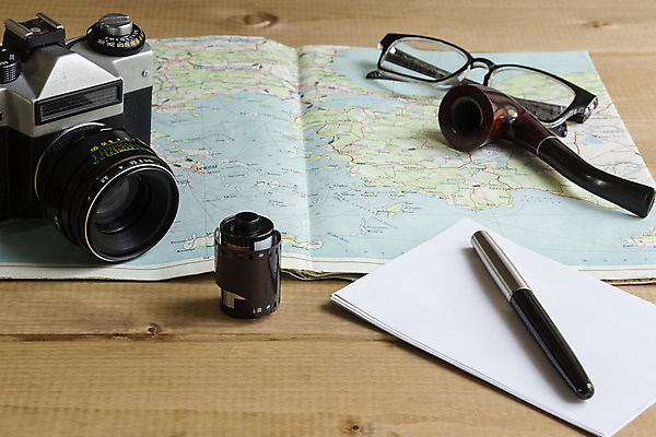 포토 JPG 해외이미지 디자인 종이 안경 여행 컨셉 지도 탁자 휴가 사람없음 연필 펜 카메라 신용카드 그림 복고 해외202004 해외포토 잡화 가구 학용품 금융 전자제품 필기구 파일형식 이미지허브