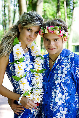 포토 JPG 해외이미지 커플 꽃 티셔츠 2 가족 휴가 휴식 서기 사람 두명 햇빛 파티 신혼여행 달 큼 하와이 꿀 알로하 해외202004 해외포토 자연요소 식물 결혼 컨셉 셔츠 관계 모션 이벤트 태양 미국 인사 크기 파일형식 이미지허브