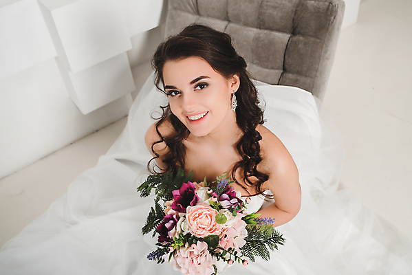 포토 JPG 해외이미지 드레스 여자 꽃 행복 꽃다발 포즈 결혼 결혼식 갈색머리 한명 유행 우아함 해외202004 해외포토 식물 1 헤어스타일 옷 감정 컨셉 사람 이벤트 파일형식 이미지허브