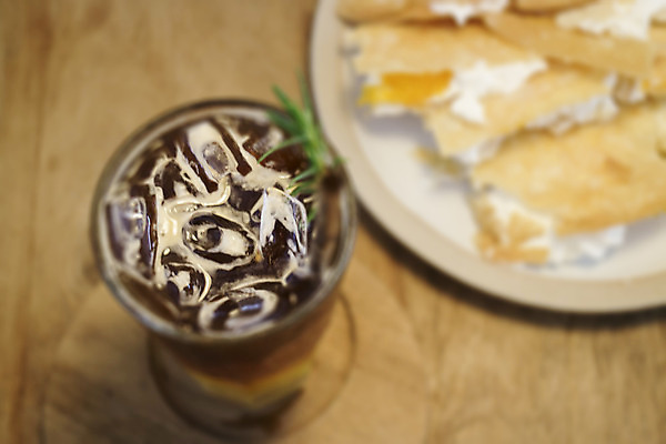 포토 JPG 해외이미지 커피 음료 음식 태국 휴식 디저트 건강 미술 사람없음 목재 식당 어둠 카페 신선 달콤 맛 아침식사 향기 복숭아 해외202004 해외포토 나무 아시아 컨셉 과일 재료 문화예술 상점 식사 냄새 파일형식 이미지허브