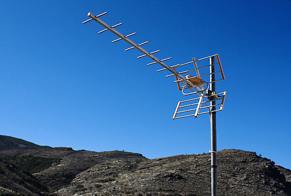 포토 JPG 해외이미지 유럽 통신 하늘 산 주택 안테나 사람없음 파란색 글로벌 금속 텔레비전 기계 인공위성 정보 시골 스페인 연결 옥상 수화기 전염 철사 설정 전송 송신기 안달루시아 전진 접수 채널 프로그램 해외202004 해외포토 나라 컬러 재질 건물 전자제품 질병 전화기 감염 파일형식 이미지허브