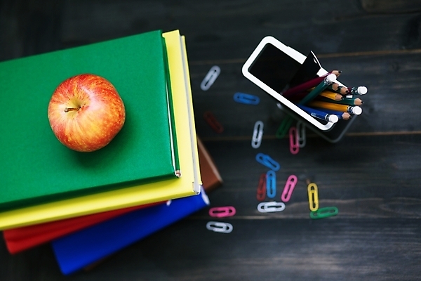 포토 JPG 해외이미지 백인 학생 라이프스타일 교육 종이 백그라운드 컨셉 과일 비즈니스 교실 학교 벽지 탁자 책장 사람없음 목재 책 빨간색 초록색 스터디 컬러풀 연필 쌓기 교사 공책 유치원 장비 오픈 그룹 도서관 사과 정상 강의 읽기 교과서 지우개 대학교 클립 문학 페이지 초보 해외202004 해외포토 서양인 나무 직업 컬러 가구 재료 모션 문구용품 학용품 교재 생활 학습 필기구 파일형식 이미지허브