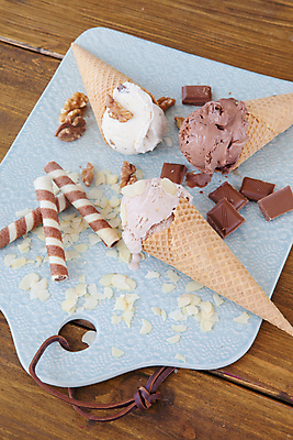 포토 JPG 해외이미지 과일 아이스크림 디저트 사탕 사람없음 목재 세로 초콜릿 냉동 시골 신선 아몬드 레시피 와플 핸드메이드 해외202004 해외포토 나무 음식 재료 견과류 파일형식 이미지허브