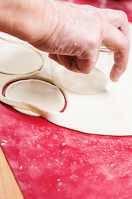 포토 JPG 해외이미지 전통 접시 손 할머니 음식 재료 탁자 치즈 감자 요리 사람없음 목재 주방 요리사 식사 저녁식사 침묵 신선 막대기 맛 먹기 향수 준비 날것 반죽 밀가루 점심식사 폭식 경단 라비올리 생식 스터핑 우크라이나 페스츄리 핸드메이드 현실 해외202004 해외포토 나무 직업 식기 여자 노년 유럽 빵 가구 컨셉 채소 모션 유제품 신체부위 소리 화장품 가루 파일형식 이미지허브