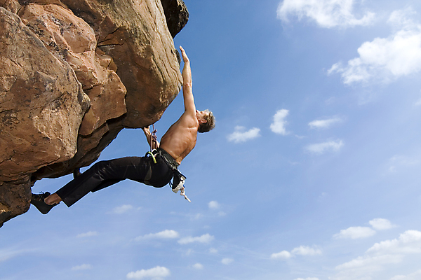 포토 JPG 해외이미지 스포츠 자연 하늘 성공 산 한명 사람 풍경 야외 파란색 햇빛 힘 등산 바위 위험 오르기 노력 사암 곡예사 무료 산악가 해외202004 해외포토 직업 1 컬러 컨셉 모션 태양 트래킹 돌_바위 생태계 파일형식 이미지허브