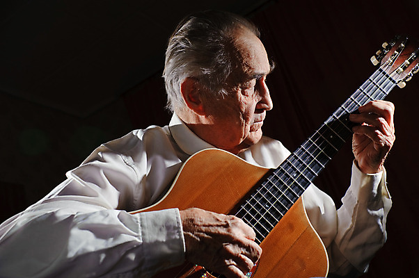 포토 JPG 해외이미지 백인 1 라이프스타일 손 할아버지 유럽 줄 악기 음악 손가락 한명 연주자 음악가 흰색 기구 기타 집중 예술가 열정 재즈 뮤지컬 블루스 옛날 해외202004 해외포토 서양인 직업 노년 남자 감정 나라 컬러 컨셉 현악기 문화예술 사람 생활 신체부위 파일형식 이미지허브