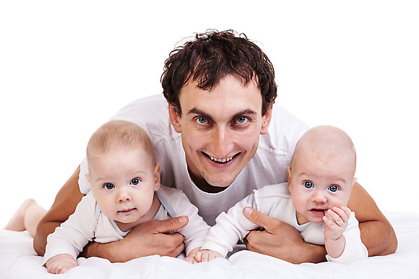 포토 JPG 해외이미지 백인 응시 행복 아들 얼굴 어린이 포즈 2 가족 사랑 사람 소년 세명 기쁨 흰색 아기 잡기 아빠 쌍둥이 형제 해외202004 해외포토 서양인 시선 남자 감정 컬러 관계 모션 신체부위 파일형식 이미지허브